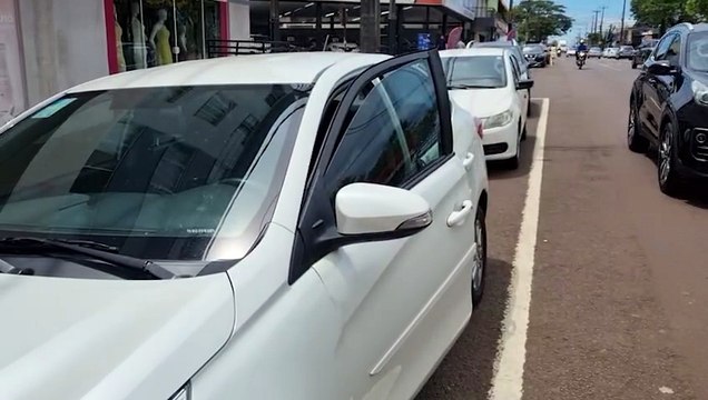 Ciclista é socorrido pelo Siate ao se envolver em acidente de trânsito na rua Jacarezinho, em Cascavel