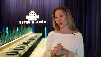 Ester Expósito y Arón Piper brindan por los momentos que han definido su año