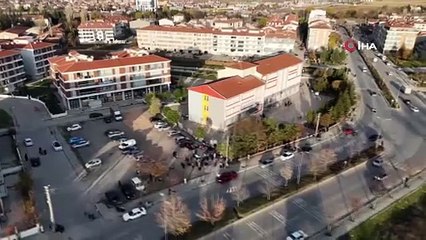 Bir bacağı kısa olan kızını her gün sınıfa kucağında taşıyan anneden ‘asansör’ talebi