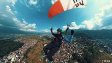 Granjero volador: el parapentista indonesio Jafro Megawanto