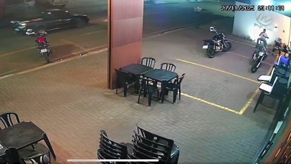 Motoboy é executado em frente a pizzaria por dois homens em motocicleta