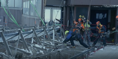 VIDÉO - Ils changent une passerelle de l'observatoire de l'Aiguille du Midi, face au mont Blanc