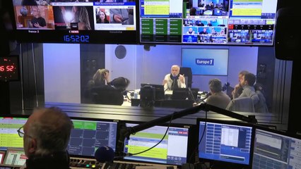 Menace russe, crise budgétaire et politique : «Et voilà que notre chef d'état [...] nous annonce l'interdiction du portable» tonne Georges Fenech