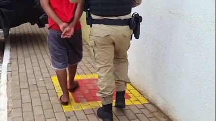 Mulher esquece vidro, ladrão leva bolsa, mas PM recupera tudo rapidinho