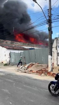 Incêndio atinge fábrica de sofás em Arapiraca; Nuvens de fumaça assustam moradores