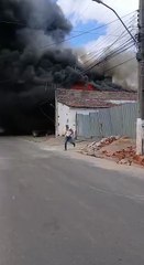 Incêndio atinge fábrica de estofados em Arapiraca