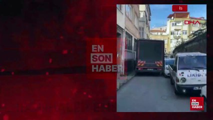 İstanbul'da sokaktan geçemeyen kamyon park halindeki araçlara çarparak yoluna devam etti