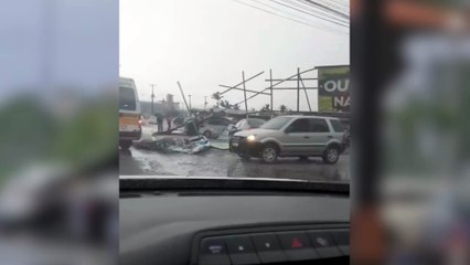 VÍDEO: Vento forte destelha casas, derruba outdoor e causa estragos na Grande Florianópolis