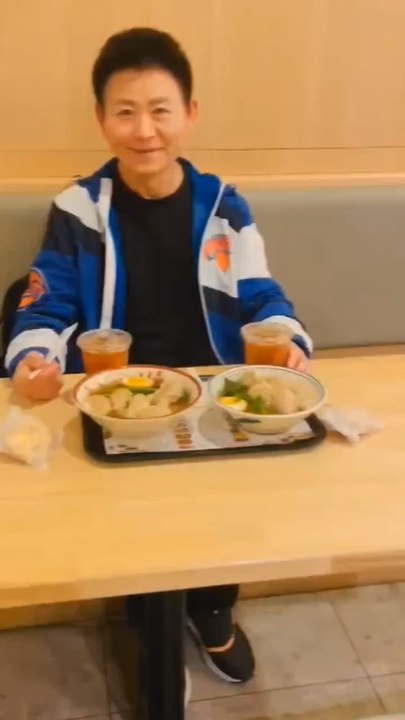 Nelson Wang often orders double portions of lunch, hoping someone will join him for a meal, but in the end, he still eats alone. This video was shot on November 27, 2025, on West 23rd Street in Manhattan.
