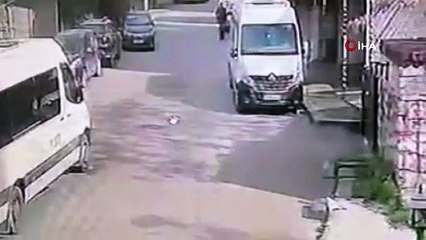 El freni çekilmeyen otomobil bahçe duvarını yıktı