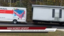 Man wordt gespot terwijl hij zijn hele huis vervoert op een kleine verhuiswagen