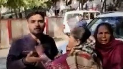 सास ने दामाद को जड़े एक के बाद एक कई थप्पड़, Video