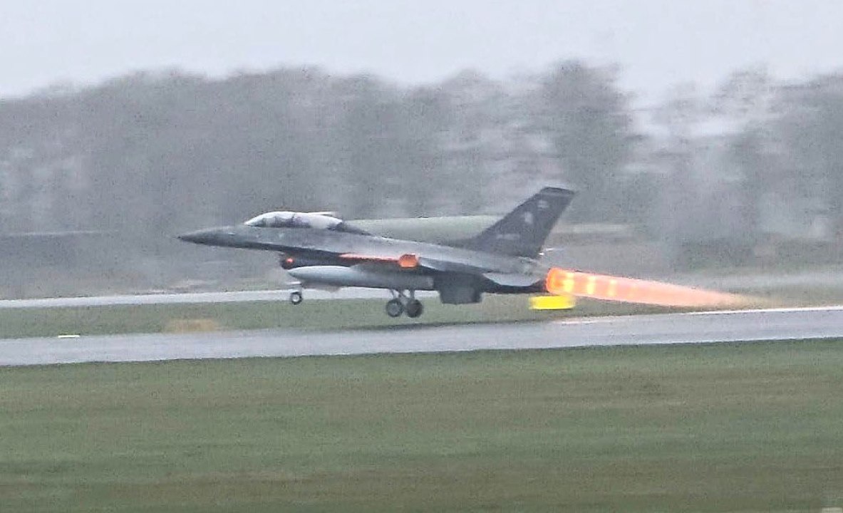 アルゼンチンへ向かうF-16：戦闘機はすでに飛行中で、重要な旅程を順調に完了
