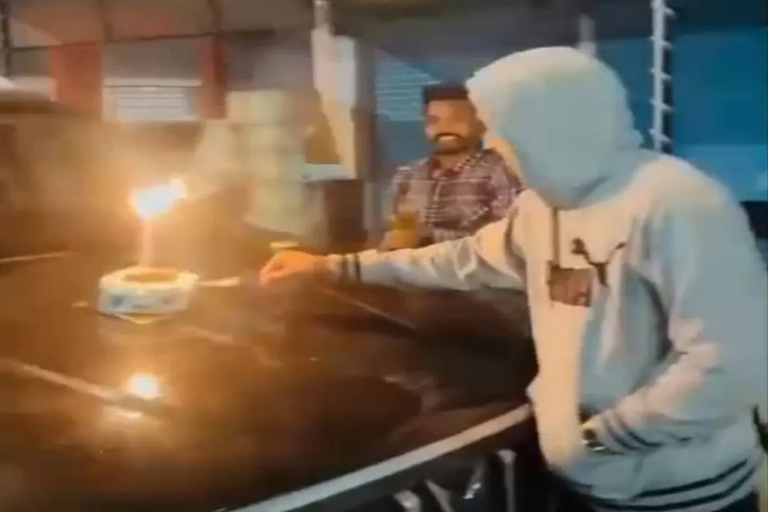 BMO celebrated birthday on NH: अब बीएमओ ने एनएच पर मनाया बर्थ-डे, सुप्रीम कोर्ट के निर्देशों की उड़ाईं धज्जियां, कार के बोनट पर काटा केक, Video वायरल