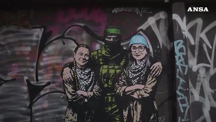 A Milano un murale ritrae Greta Thunberg e Francesca Albanese abbracciate da un miliziano di Hamas