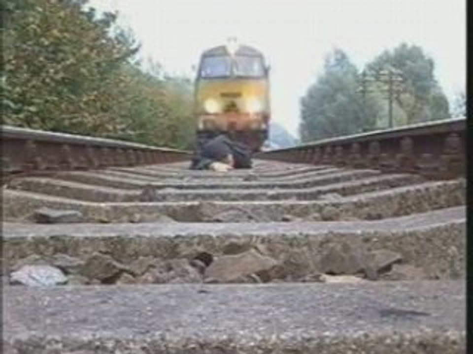 dingue passe sous un train