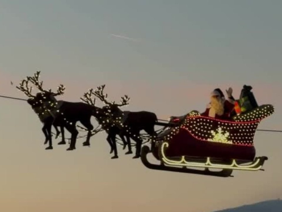 Fliegender weihnachtsmann über dem weihnachtsmarkt in montreux