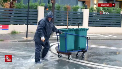 Balıkesir'de sağanak yağış yolları göle çevirdi, bazı evlerin bodrumlarını su bastı