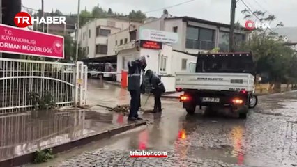 Bodrum’u sağanak yağış vurdu: Cadde ve sokaklar dereye döndü