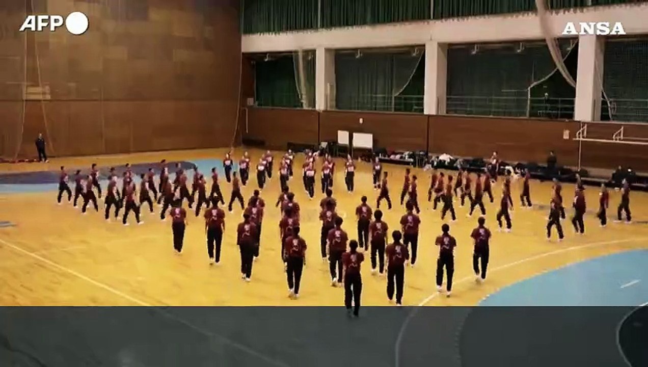 Giappone, decine di studenti si allenano in ipnotiche coreografie di Shudan Kodo, "azione collettiva" in marcia