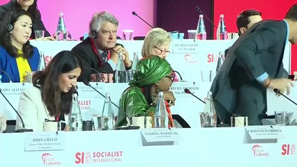 Sánchez acusa a la derecha de vender la democracia y evita hablar de Ábalos en la Internacional Socialista