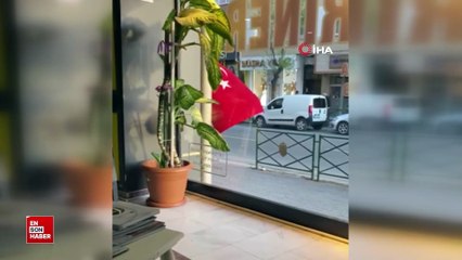 Eskişehir'de Türk bayrağını öpen teyzenin görüntüsü yürekleri ısıttı