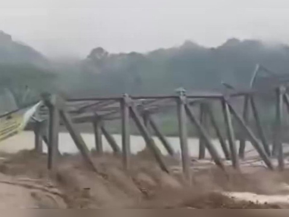 Flutwelle reißt Brücke in Indonesien fort