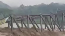 Flutwelle reißt Brücke in Indonesien fort