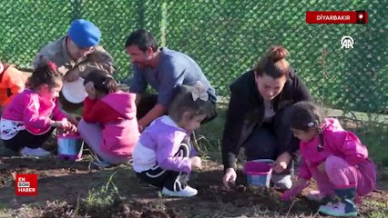 Diyarbakır'da minik eller "yeşil vatan" için tohum topları hazırlıyor