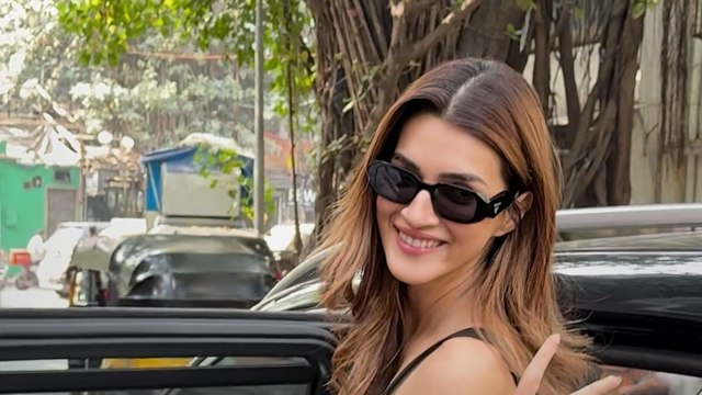 स्टाइलिश लुक में स्पॉट हुईं Kriti Sanon