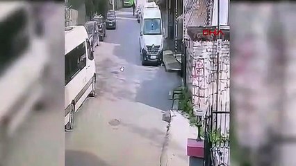 El freni çekilmeyen otomobil, bahçe duvarına çarptı