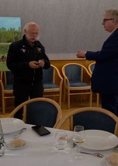 Mentaliste en magie de close up à Paris avec l'aviateur Jack Kline