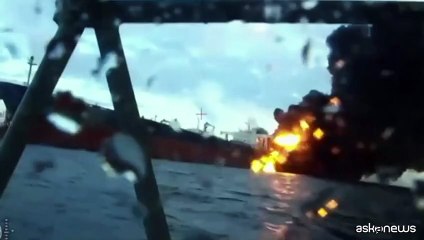 Le immagini delle petroliere fantasma russe colpite nel Mar Nero