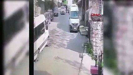 Sahipsiz otomobil evin bahçesine böyle daldı