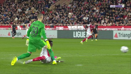 Ligue 1 : Tacle inconsidéré de Lamine Camara sur Lucas Chevalier, qui s'en sort avec un jaune !