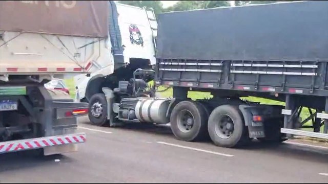 Colisão traseira entre carro e caminhão deixa duas crianças feridas na PRc-467, em Cascavel