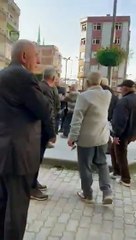 Orkun Özeller’e saldırmak isteyen kişiyi şehit yakınları engelledi