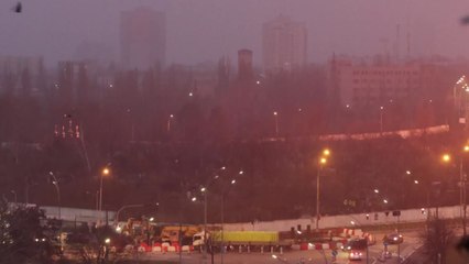 러, 우크라 종전협상단 방미 직전 키이우 맹폭..."3명 사망, 30여 명 부상" / YTN