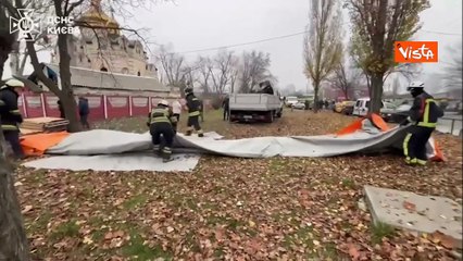 Nuovo attacco russo con droni e missili a Kiev. In fiamme edifici residenziali