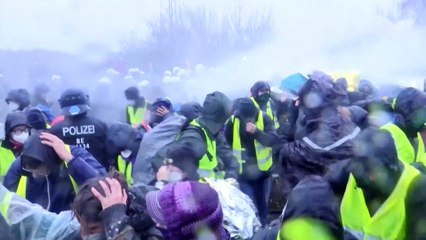 German police use water cannons on protesters against far-right AfD