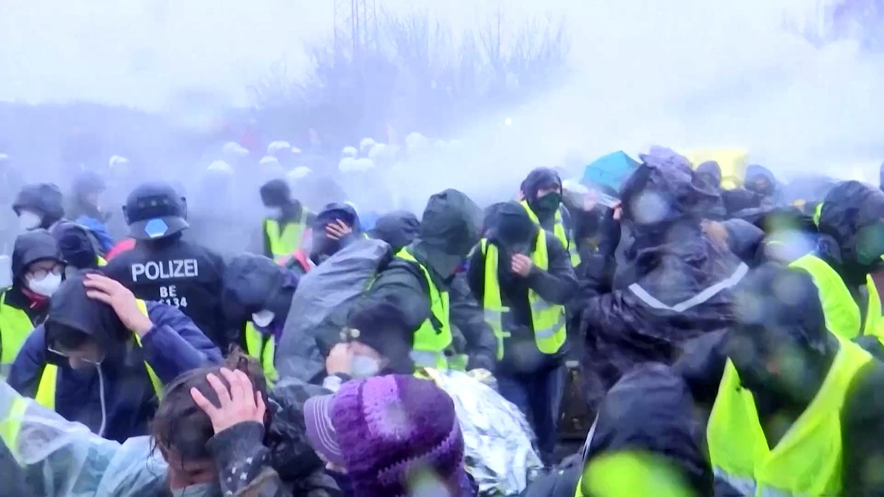German police use water cannons on protesters against far-right AfD