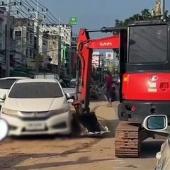 ดราม่าหลังน้ำลด เทศบาลใช้รถแบคโฮเล็กดันรถยนต์ขวางถนน