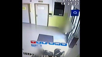 Incendio all'ufficio tributi del Comune di Gioia Tauro: ecco il video dell'uomo che entra dal retro e cosparge i locali di benzina