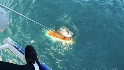 영덕 앞바다서 어선 전복...'구명조끼 착용' 선장 구조 / YTN