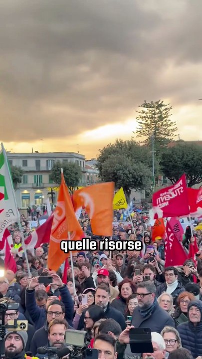 Elly Schlein - A Messina per la manifestazione contro il Ponte sullo stretto Un messaggio per Meloni e Salvini: vi dovete fermare e vi dovete scusare.(29.11.25)