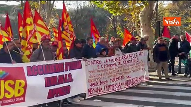 Contro la finanziaria delle armi , il corteo pro Palestina sfila per le vie di Roma
