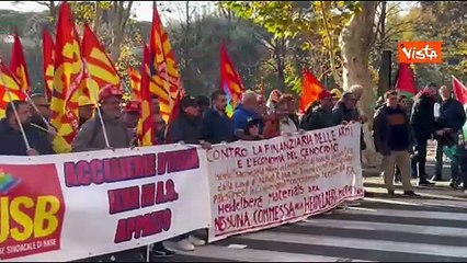 "Contro la finanziaria delle armi", il corteo pro Palestina sfila per le vie di Roma
