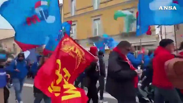 Stellantis, mille lavoratori in corteo a Termoli