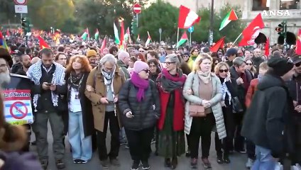 Il corteo per la Palestina sfila per le vie di Roma