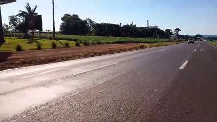 Motorhome sai da pista e interdita parcialmente a BR-163 em Cascavel
